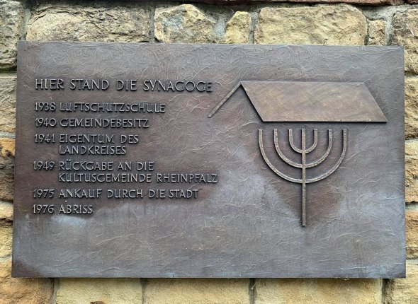 Tafel am Ort der ehemaligen Synagoge
